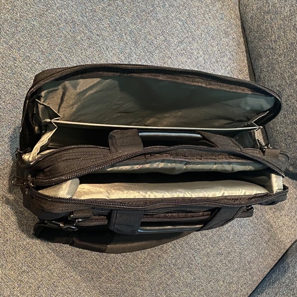 Brenthaven 16” x 13 1/2” Computer Bag Lightweight  Black Like New, Luggage strap - Picture 7 of 14